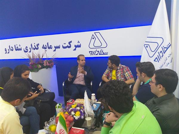 حضور آقای دکتر رامین رادمنش، مدیر عامل داروسازی اسوه در جمع دانشجویان داروسازی در غرفه شفادارو در نمایشگاه ایران فارما ۲۰۱۹