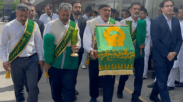 استقبال پرشور از خادمان رضوی و پرچم متبرک حرم امام رضا(ع) در شرکت داروسازی اُسوه
